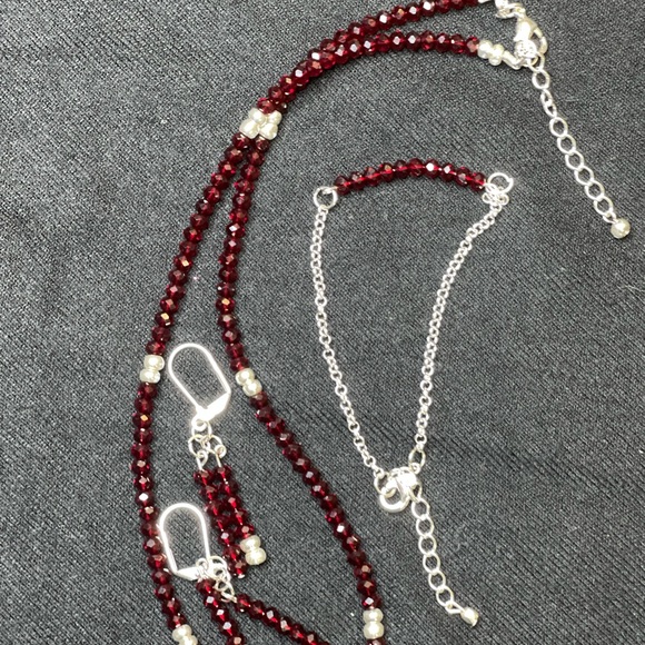 Elegant Red and Silver Beaded Necklace Jewelry - Picture 2 of 3